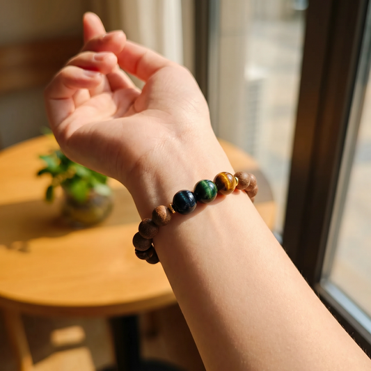 Overwhelmed by Digital Fatigue? How a Botanical Sandalwood & Albizia Bracelet Softens Workplace Stress