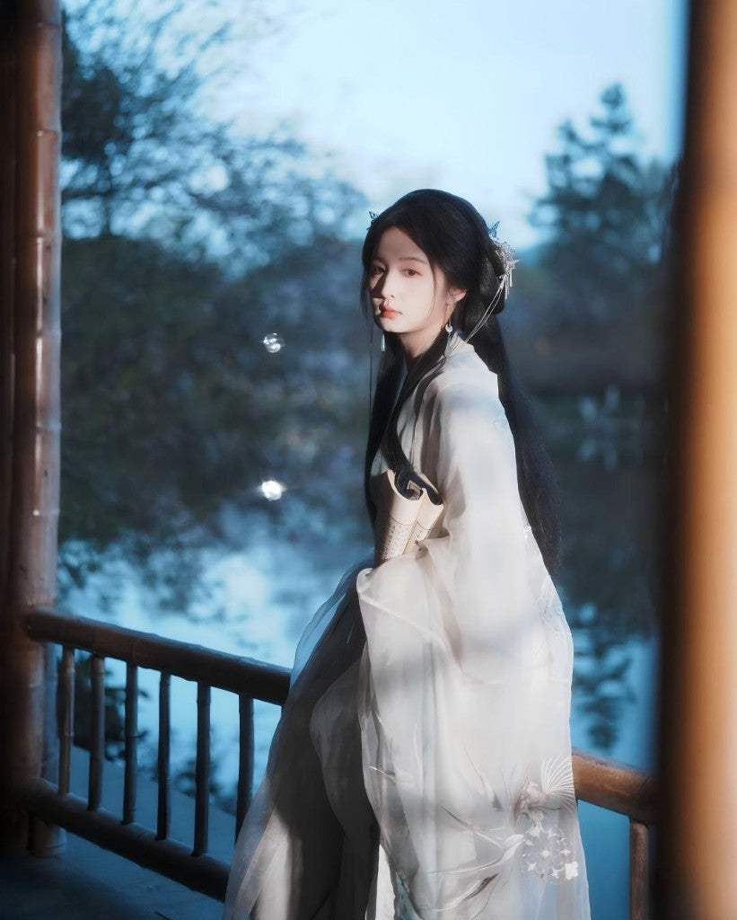 Traditional Hanfu by West Lake — ritual, beauty, and Eastern aesthetics